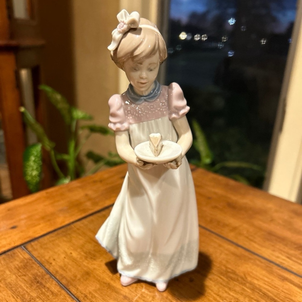 lladro 5429 happy birthday girl with white ribbon in hair